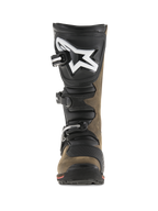 Alpinestars Tech-T laarzen, trial motorlaarzen, bruin geolied en zwart, vooraanzicht met ergonomische scheenplaat en groot wit logo, sluitingssysteem met drie gespen, gespecialiseerde zool voor technisch off-road rijden