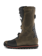 Alpinestars Tech-T laarzen, trial motorlaarzen, Brown Oiled, zijaanzicht met zwarte ergonomische scheenplaat, getextureerd lederen bovenwerk, versterkte teen en duurzame zool met rode accentlijn