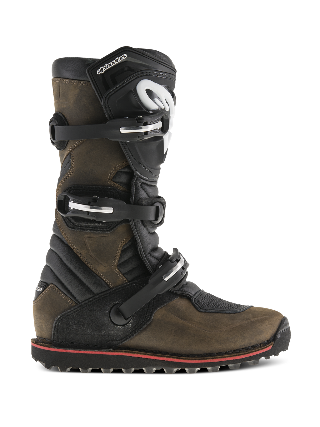 Alpinestars Tech-T laarzen, trial-motorlaarzen, bruin geolied en zwart, zijaanzicht met een sluitingssysteem met drie gespen, ergonomische scheenplaat met wit logo, robuuste zool met textuur en een rode accentstreep, ontworpen voor off-road trialrijden