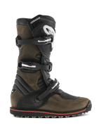 Alpinestars Tech-T laarzen, trial-motorlaarzen, bruin geolied en zwart, zijaanzicht met een sluitingssysteem met drie gespen, ergonomische scheenplaat met wit logo, robuuste zool met textuur en een rode accentstreep, ontworpen voor off-road trialrijden