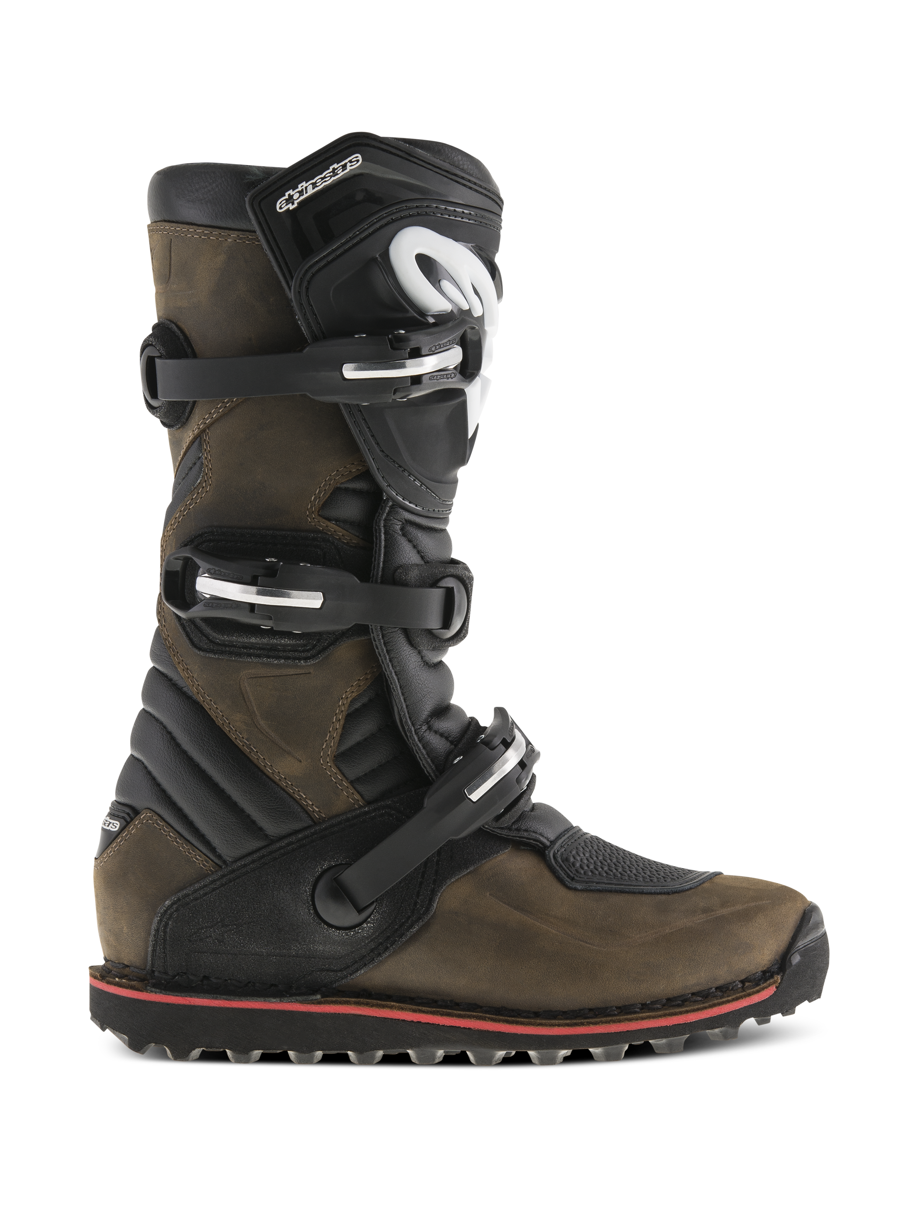 Alpinestars Tech-T laarzen, trial-motorlaarzen, bruin geolied en zwart, zijaanzicht met een sluitingssysteem met drie gespen, ergonomische scheenplaat met wit logo, robuuste zool met textuur en een rode accentstreep, ontworpen voor off-road trialrijden
