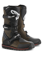 Alpinestars Tech-T laarzen, trial motorlaarzen, bruin geolied leer met zwarte accenten, ergonomische scheenplaten met wit Alpinestars-logo, drievoudig gespsluitingssysteem en zwarte zool met rode streep, robuust off-road schoeisel