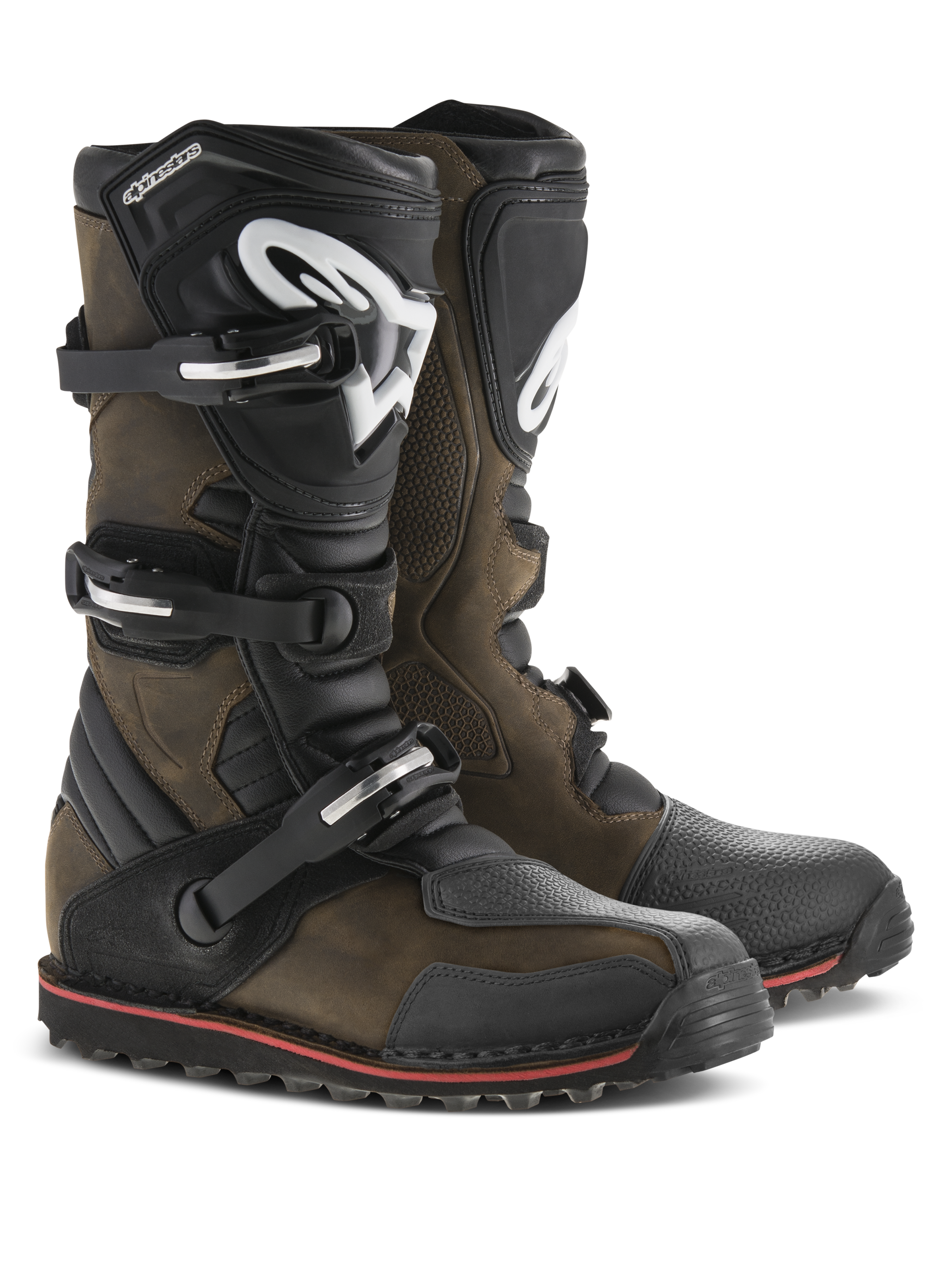 Alpinestars Tech-T laarzen, trial motorlaarzen, bruin geolied leer met zwarte accenten, ergonomische scheenplaten met wit Alpinestars-logo, drievoudig gespsluitingssysteem en zwarte zool met rode streep, robuust off-road schoeisel