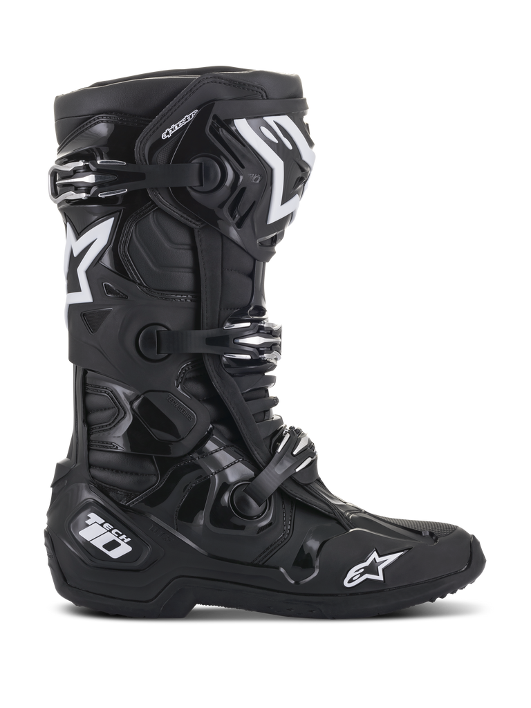 Alpinestars Tech 10 laarzen, motorcrosslaarzen, zwart, zijaanzicht met witte Alpinestars sterlogo's en Tech 10-branding, drievoudig gespsluitsysteem, robuuste TPU-schaal en microvezelconstructie voor professionele off-road races