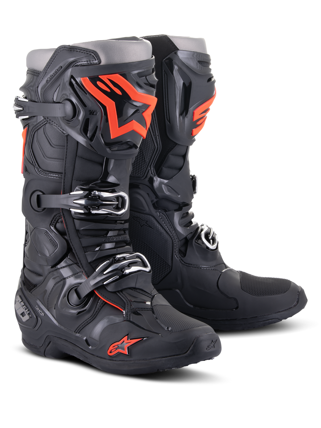 Alpinestars Tech 10 laarzen, motorcrosslaarzen, zwart en fluorescerend rood, voorzien van een drievoudig gespsluitsysteem, technische TPU-schaal en opvallende oranje logo's, professioneel beschermend schoeisel voor off-road racen.