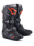 Alpinestars Tech 10 laarzen, motorcrosslaarzen, zwart en fluorescerend rood, voorzien van een drievoudig gespsluitsysteem, technische TPU-schaal en opvallende oranje logo's, professioneel beschermend schoeisel voor off-road racen.