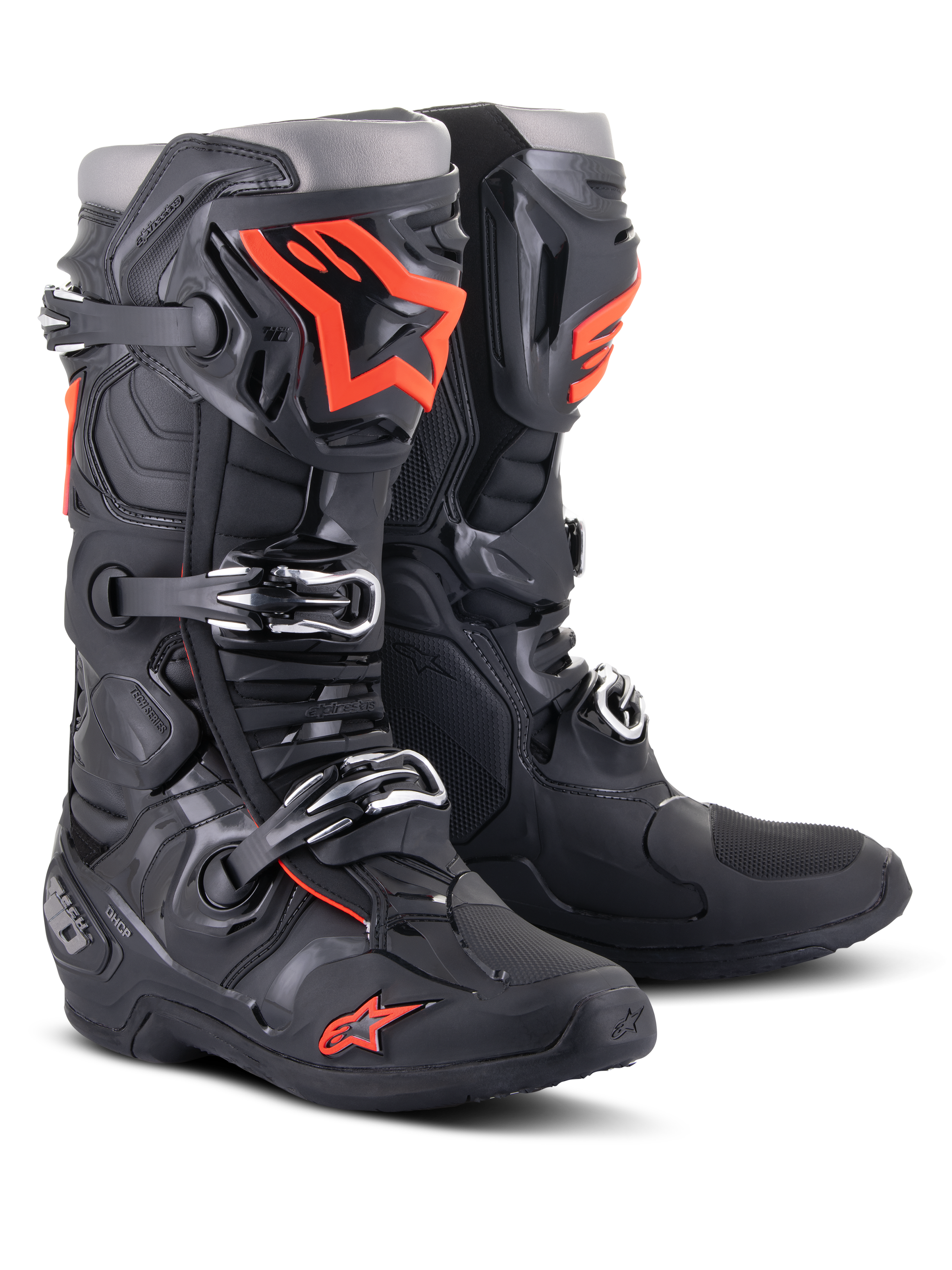 Alpinestars Tech 10 laarzen, motorcrosslaarzen, zwart en fluorescerend rood, voorzien van een drievoudig gespsluitsysteem, technische TPU-schaal en opvallende oranje logo's, professioneel beschermend schoeisel voor off-road racen.
