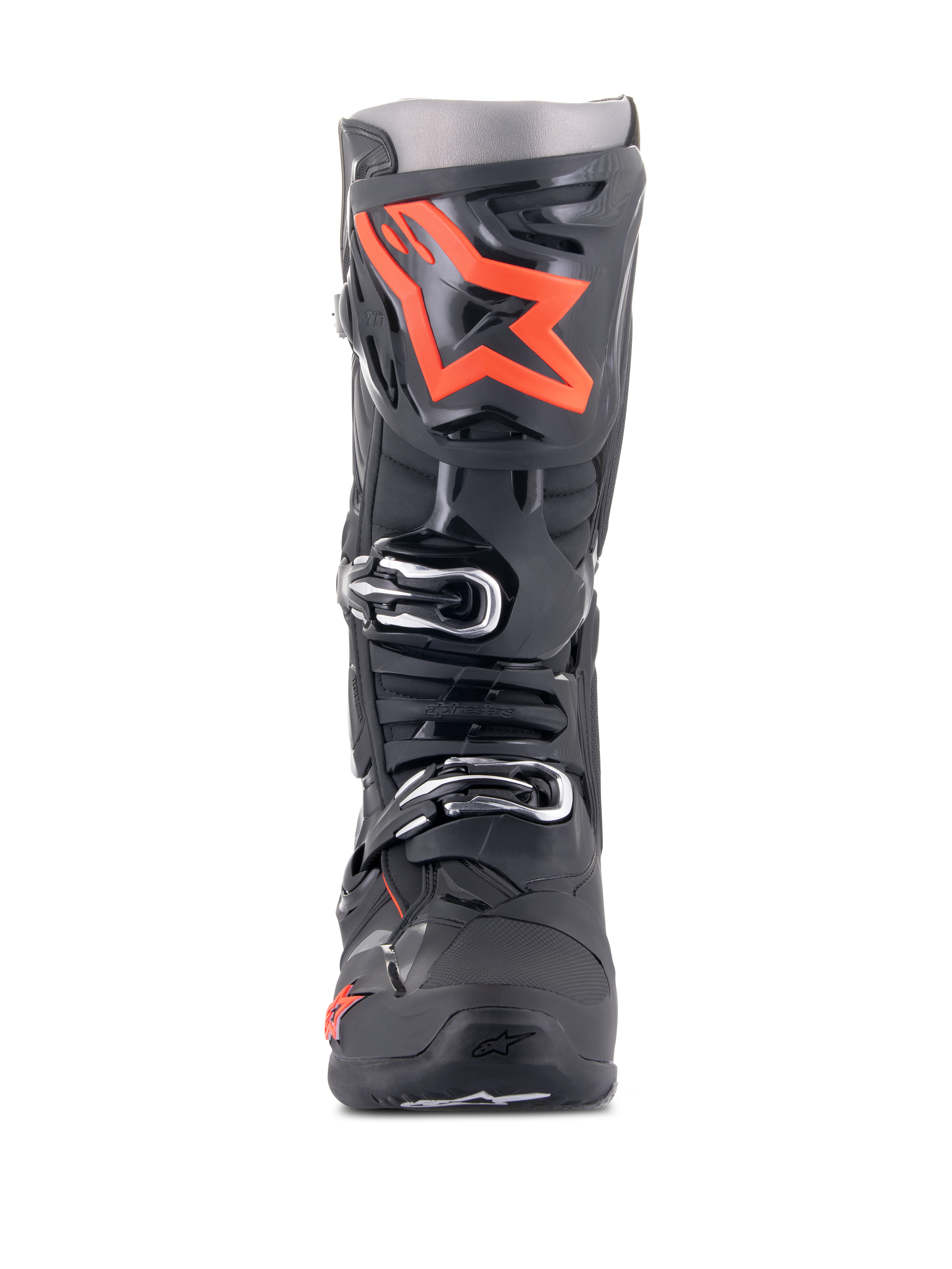 Alpinestars Tech 10 laarzen, motorcrosslaarzen, zwart en fluorood, vooraanzicht, met een groot fluorescerend rood sterlogo op de scheenplaat, zilveren gespen en een duurzaam zwart TPU-chassis.