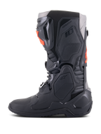 Alpinestars Tech 10 laarzen, motorcrosslaarzen, zwart en rood fluo, zijaanzicht, voorzien van een chassis uit meerdere componenten met beschermende TPU-platen, aluminium gespen en een gestroomlijnd ontwerp voor off-road racen.