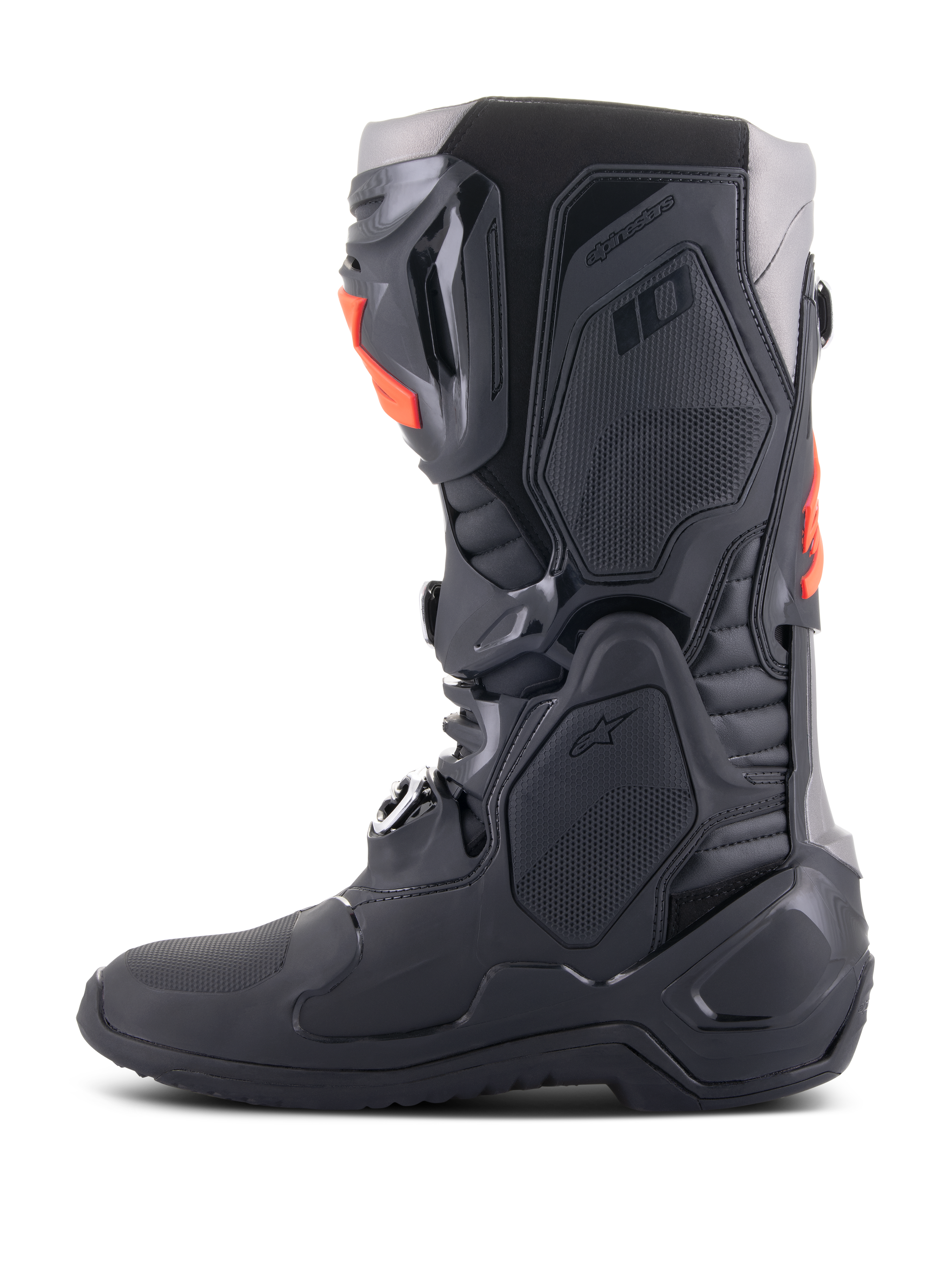 Alpinestars Tech 10 laarzen, motorcrosslaarzen, zwart en rood fluo, zijaanzicht, voorzien van een chassis uit meerdere componenten met beschermende TPU-platen, aluminium gespen en een gestroomlijnd ontwerp voor off-road racen.