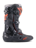 Alpinestars Tech 10 laarzen, motorcross off-road racelaarzen, zwart en fluo rood, voorzien van een drievoudig gespsluitingssysteem, voorgevormde TPU-beschermende schaal, rood sterlogo op de neus en hoogwaardige constructie voor professioneel MX-rijden