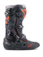 Alpinestars Tech 10 laarzen, motorcross off-road racelaarzen, zwart en fluo rood, voorzien van een drievoudig gespsluitingssysteem, voorgevormde TPU-beschermende schaal, rood sterlogo op de neus en hoogwaardige constructie voor professioneel MX-rijden