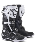 Alpinestars Tech 10 motorcrosslaarzen, zwart en wit, hoogwaardig beschermend ontwerp met witte scheenplaten, zwarte sterlogo's, verstelbare gespen en DHCP-hielbescherming, robuuste zolen met textuur voor off-road racen