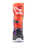 Alpinestars Tech 10 laarzen, motorcrosslaarzen, zwart, fluorood, fluooranje en wit met paarse accenten, vooraanzicht met meervoudig gespsluitingssysteem en groot wit logo op de scheenbeschermer