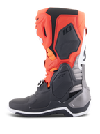 Alpinestars Tech 10 laarzen, motorcrosslaarzen, zwart met fluo rood, fluo oranje en witte accenten, zijaanzicht met het geavanceerde TPU-chassis, gespsysteem en ergonomisch ontwerp voor off-road prestaties