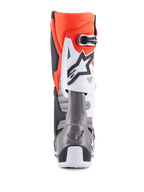 Alpinestars Tech 10 laarzen, motorcrosslaarzen, zwart, rood, fluo oranje en wit, achteraanzicht met een feloranje bovenwerk, witte beschermplaat met zwart logo en metallic grijze hielsectie voor off-road raceprestaties