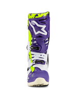 Alpinestars Tech 10 Dirt Studios® LE laarzen, motorcrosslaarzen, paars, wit en geel fluo, vooraanzicht met een groot wit logo op een paarse scheenplaat, meervoudig gespsluitingssysteem en duurzame beschermende schaal voor off-road racing