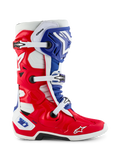 Alpinestars Limited Edition Fortitude Tech 10 laars, motorcrosslaars, felrood, wit en blauw patriottisch ontwerp, zijaanzicht met drievoudige gespsluiting, beschermende TPU-schaal en Alpinestars-logo op de neus, hoogwaardig off-road schoeisel