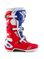 Alpinestars Limited Edition Fortitude Tech 10 laars, motorcrosslaars, felrood, wit en blauw patriottisch ontwerp, zijaanzicht met drievoudige gespsluiting, beschermende TPU-schaal en Alpinestars-logo op de neus, hoogwaardig off-road schoeisel