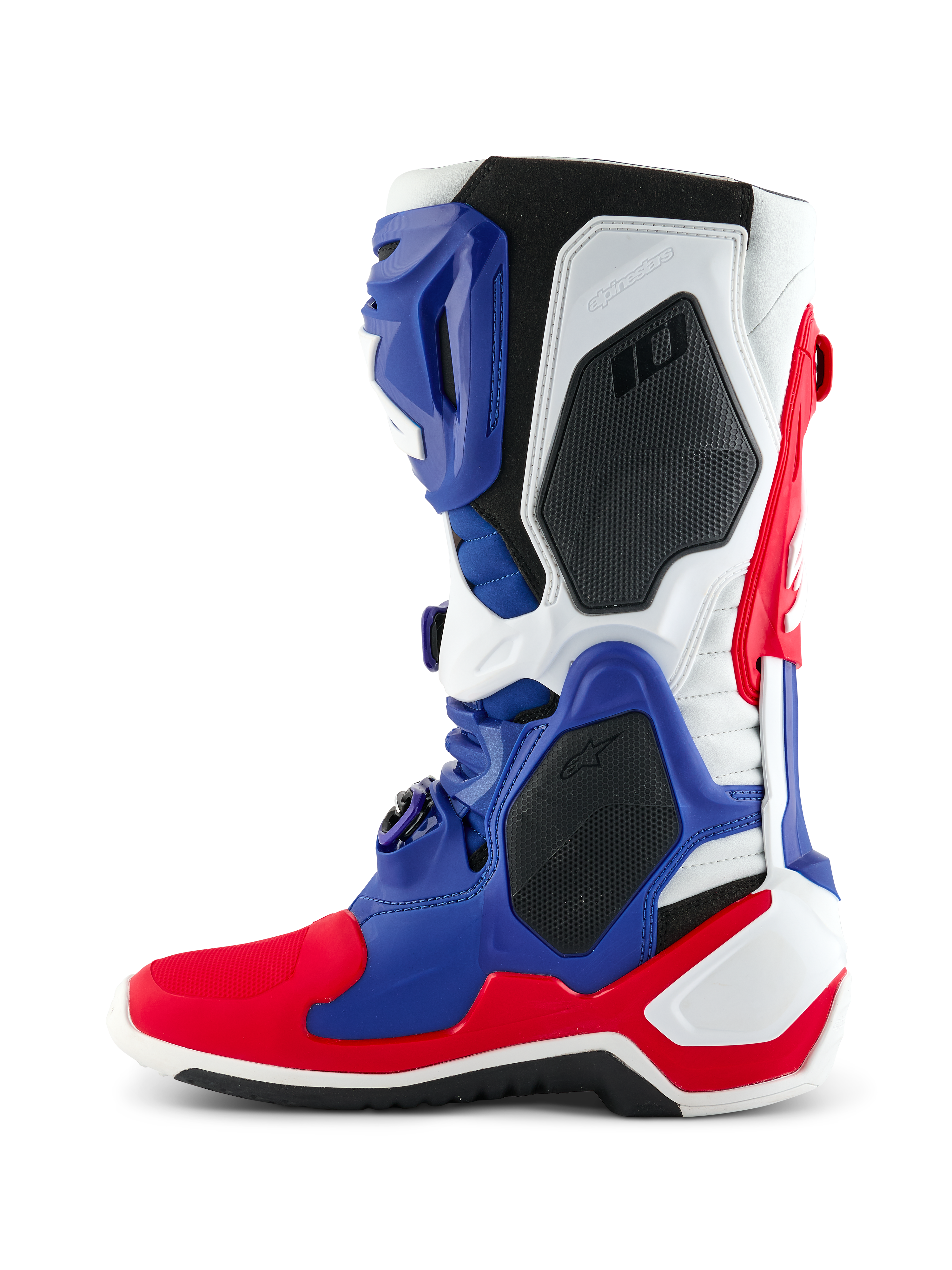 Alpinestars Limited Edition Fortitude Tech 10 Laars, motorcrosslaars, helder rood, wit en blauw, zijaanzicht met een multi-paneel TPU-chassis, zwarte beschermende honingraat-inzetstukken en Alpinestars-branding, professioneel off-road raceschoeisel