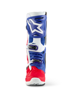 Alpinestars Limited Edition Fortitude Tech 10 laars, motocrosslaars, felrood, wit en blauw, vooraanzicht met een groot wit sterlogo op een blauwe scheenplaat, drievoudig gespsluitingssysteem en een felrode voetschaal, ontworpen voor elite off-road prestaties