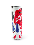 Alpinestars Limited Edition Fortitude Tech 10 laars, achteraanzicht, rood, wit en blauw patriottisch kleurenschema, met een opvallend rood bovenwerk, wit sterlogo en blauwe hielbeschermer, professioneel motorcross-schoeisel