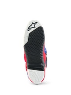 Alpinestars Limited Edition Fortitude Tech 10 laars, onderaanzicht van de zool van de motorcrosslaars, zwart en wit getextureerd grippatroon, vervangbaar centraal inzetstuk, accenten in Bright Red White Blue, duurzame constructie voor off-road prestaties