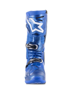 Alpinestars Tech 10 motocrosslaarzen, blauw en zwart, vooraanzicht, voorzien van wit Astars-logo op de scheenplaat, zwart met zilveren drievoudig gespsluitsysteem, duurzame TPU-schaalconstructie voor off-road prestaties