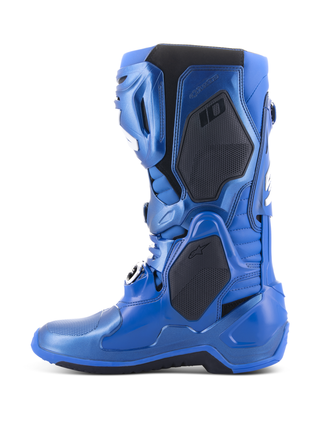 Alpinestars Tech 10 laarzen, motorcrosslaarzen, metallic blauw en zwart, zijprofiel met zwarte beschermpanelen en metallic blauwe afwerking, geavanceerd technisch ontwerp voor professionele motorcrossraces