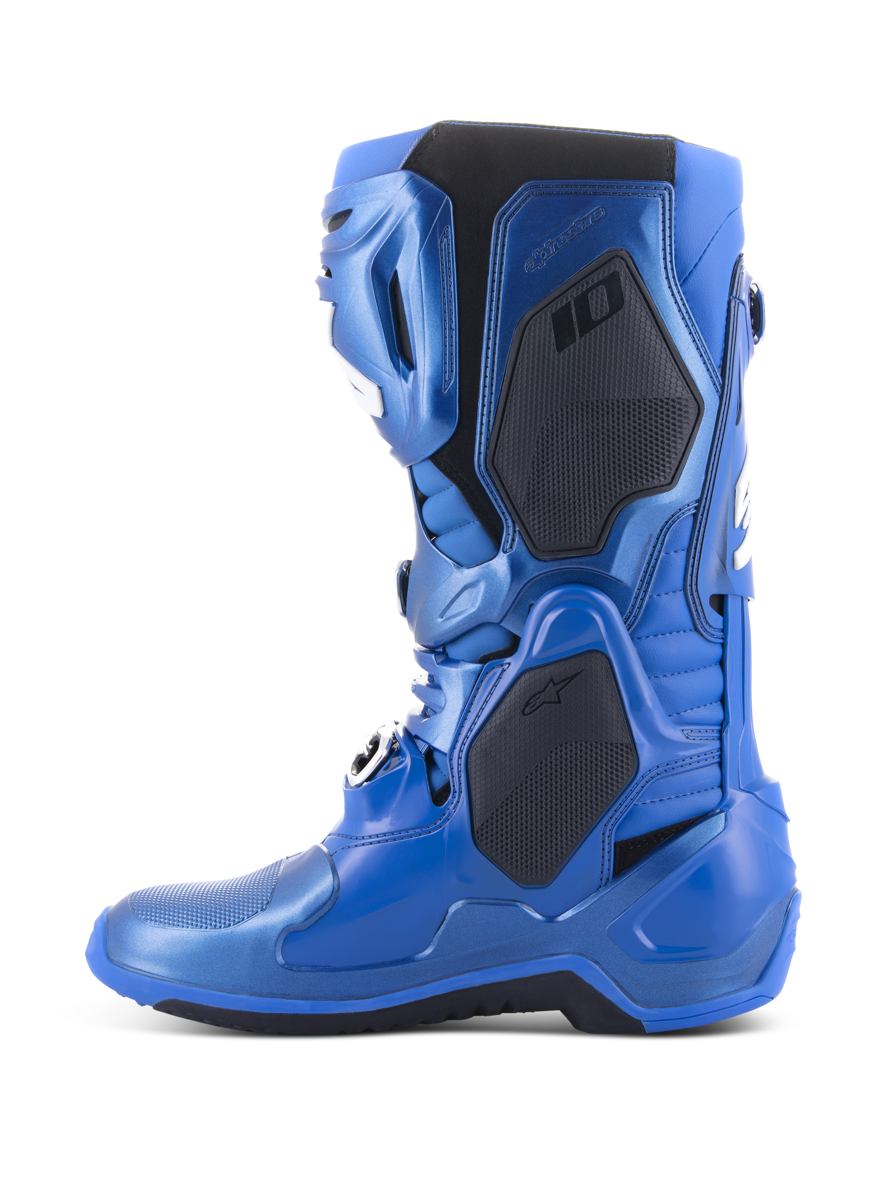 Alpinestars Tech 10 laarzen, motorcrosslaarzen, metallic blauw en zwart, zijprofiel met zwarte beschermpanelen en metallic blauwe afwerking, geavanceerd technisch ontwerp voor professionele motorcrossraces