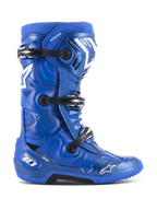 Alpinestars Tech 10 motorlaarzen, blauw met witte en zwarte accenten, zijaanzicht, drievoudig gespsluitsysteem, DHCP-hielbescherming, ster-logo en Tech 10-branding, robuuste zool met veel grip, professionele off-road race-uitrusting