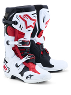Alpinestars Tech 10 laarzen, motorcrosslaarzen, wit, zwart en felrood, aanzicht van een paar met focus op TPU-beschermingsplaten, gespsluitsysteem en DHCP-hielondersteuning.