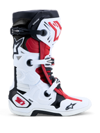 Alpinestars Tech 10 laarzen, motorcross- en off-roadlaarzen in wit, zwart en felrood, zijaanzicht met duurzame TPU-schaal, gespsluitsysteem en Dynamic Heel Compression Protector (DHCP).