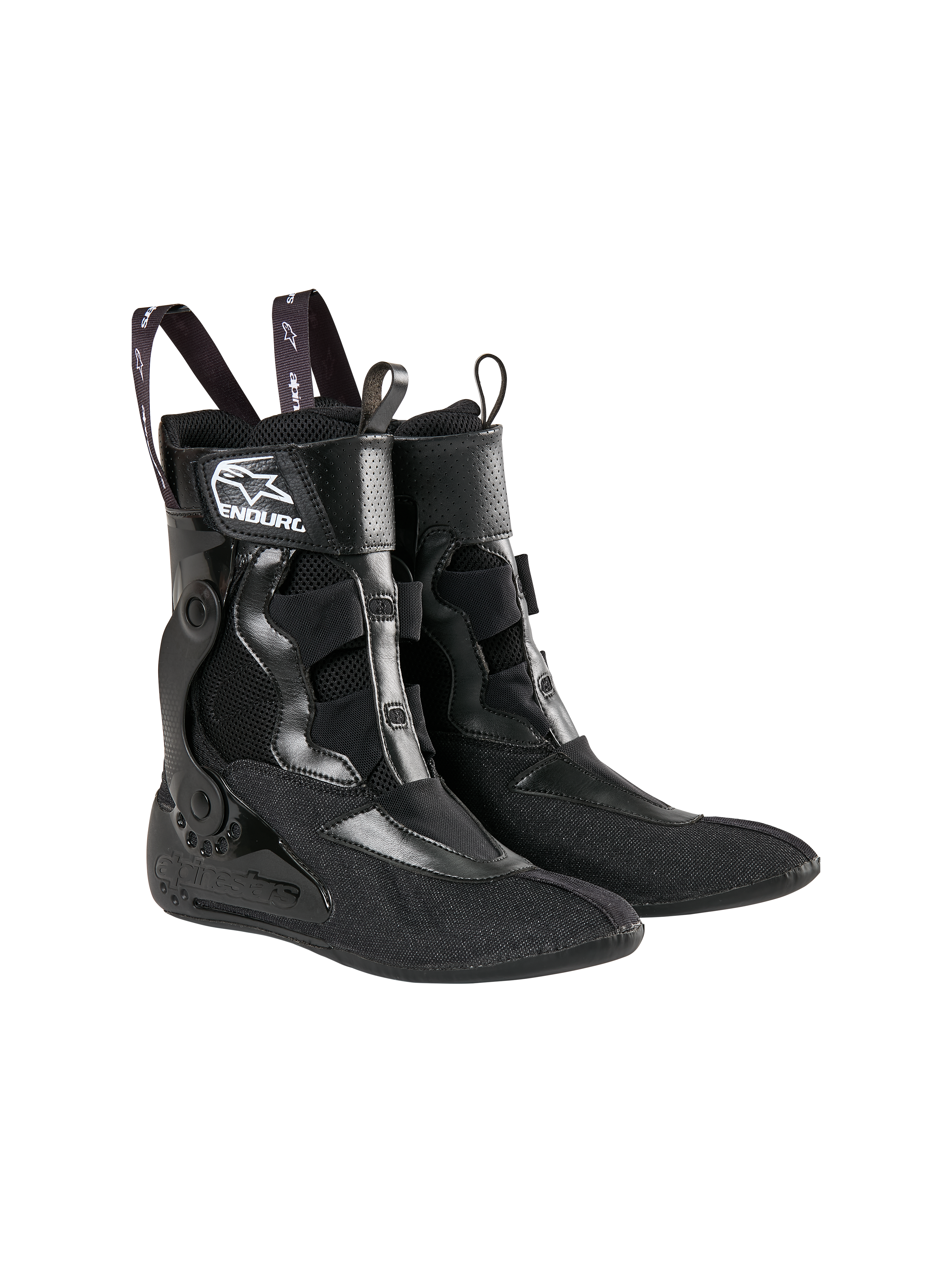 Alpinestars Tech 10 Enduro binnenschoenen, zwarte technische inzetstukken voor schoeisel, voorzien van mesh en synthetische constructie, Alpinestars- en Enduro-branding op de enkel, treklussen voor een gemakkelijke instap, ontworpen voor ondersteuning bij motorcross en enduro racen