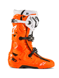 Alpinestars Tech 10 Enduro laarzen, motorcross terreinlaarzen, fluo oranje met zwarte en witte accenten, zijaanzicht met drievoudig gespsluitsysteem, robuuste zwarte zool en beschermende TPU-constructie voor enduro rijden.