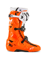 Alpinestars Tech 10 Enduro laarzen, motorcross terreinlaarzen, fluo oranje met zwarte en witte accenten, zijaanzicht met drievoudig gespsluitsysteem, robuuste zwarte zool en beschermende TPU-constructie voor enduro rijden.