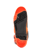Alpinestars Tech 10 Enduro laarzen, gedetailleerde weergave van de zool, oranje fluo en zwart, voorzien van een gespecialiseerd loopvlak met dubbele samenstelling, geometrische patronen met hoge grip en een vervangbaar voetsteun-inzetstuk voor off-road prestaties