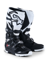 Alpinestars 2026 Tech 7 Enduro-laarzen, motocross- en enduro-laarzen, zwart en wit, met een sluitingssysteem met vier gespen, prominent wit Astar-logo op het scheenbeen, TPU-beschermingspanelen en een gespecialiseerde enduro-zool voor off-road grip