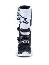 Alpinestars 2026 Tech 7 Enduro laarzen, motorcrosslaarzen, zwart en wit, vooraanzicht met een witte scheenplaat met een zwart sterlogo, sluitingssysteem met vier gespen en duurzame witte buitenzool
