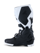 Alpinestars 2026 Tech 7 Enduro laarzen, motorcrosslaarzen, zwart en wit, zijaanzicht met duurzame TPU-beschermingspanelen, getextureerd mediaal grippaneel met Tech 7-branding en een robuust gespsluitingssysteem voor off-road rijden.