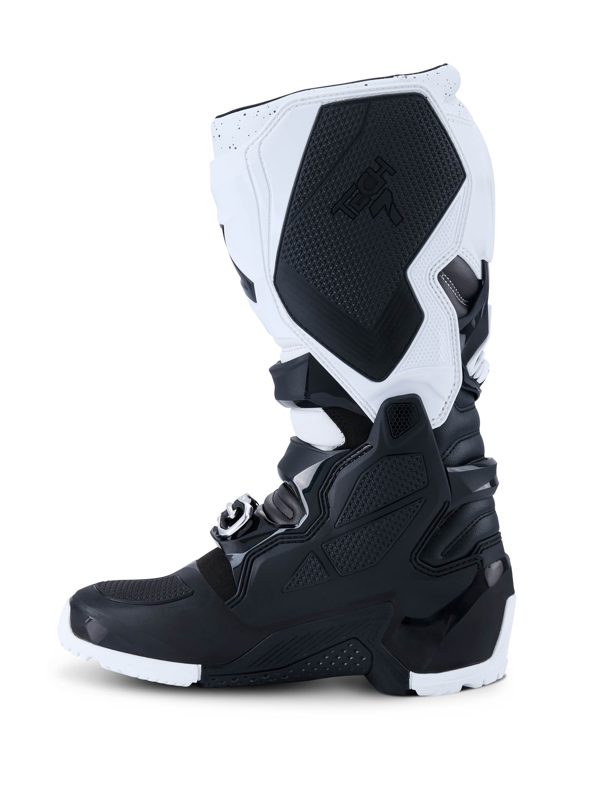 Alpinestars 2026 Tech 7 Enduro laarzen, motorcrosslaarzen, zwart en wit, zijaanzicht met duurzame TPU-beschermingspanelen, getextureerd mediaal grippaneel met Tech 7-branding en een robuust gespsluitingssysteem voor off-road rijden.