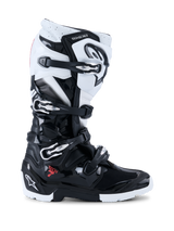 Alpinestars 2026 Tech 7 Enduro Boots, off-road motorlaarzen, zwart en wit, met vier metalen gespen, high-impact TPU-beschermingspanelen, robuuste dual-compound zool en opvallende Alpinestars-branding op de hiel en het scheenbeen