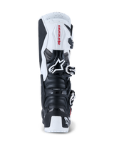 Alpinestars 2026 Tech 7 Enduro laarzen, motorcross- en enduro-laarzen, zwart en wit, achteraanzicht met TPU-beschermingsplaten op de hiel en kuit, rode Alpinestars-branding op het witte bovenpaneel en zilveren gespsluitingssysteem, ontworpen voor high-performance off-road rijden