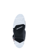 Alpinestars 2026 Tech 7 Enduro-laarzen, onderaanzicht van de buitenzool, zwart-witte dual-compound zool met getextureerd profiel, Alpinestars-logo in het midden, ontworpen voor duurzaamheid en grip op off-road terreinen