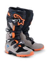 Alpinestars 2026 Tech 7 Enduro laarzen, zwart, warm grijs en neon oranje, off-road motorlaarzen met vier gespsluitingen, robuuste oranje zool, beschermende TPU-panelen en Alpinestars-branding