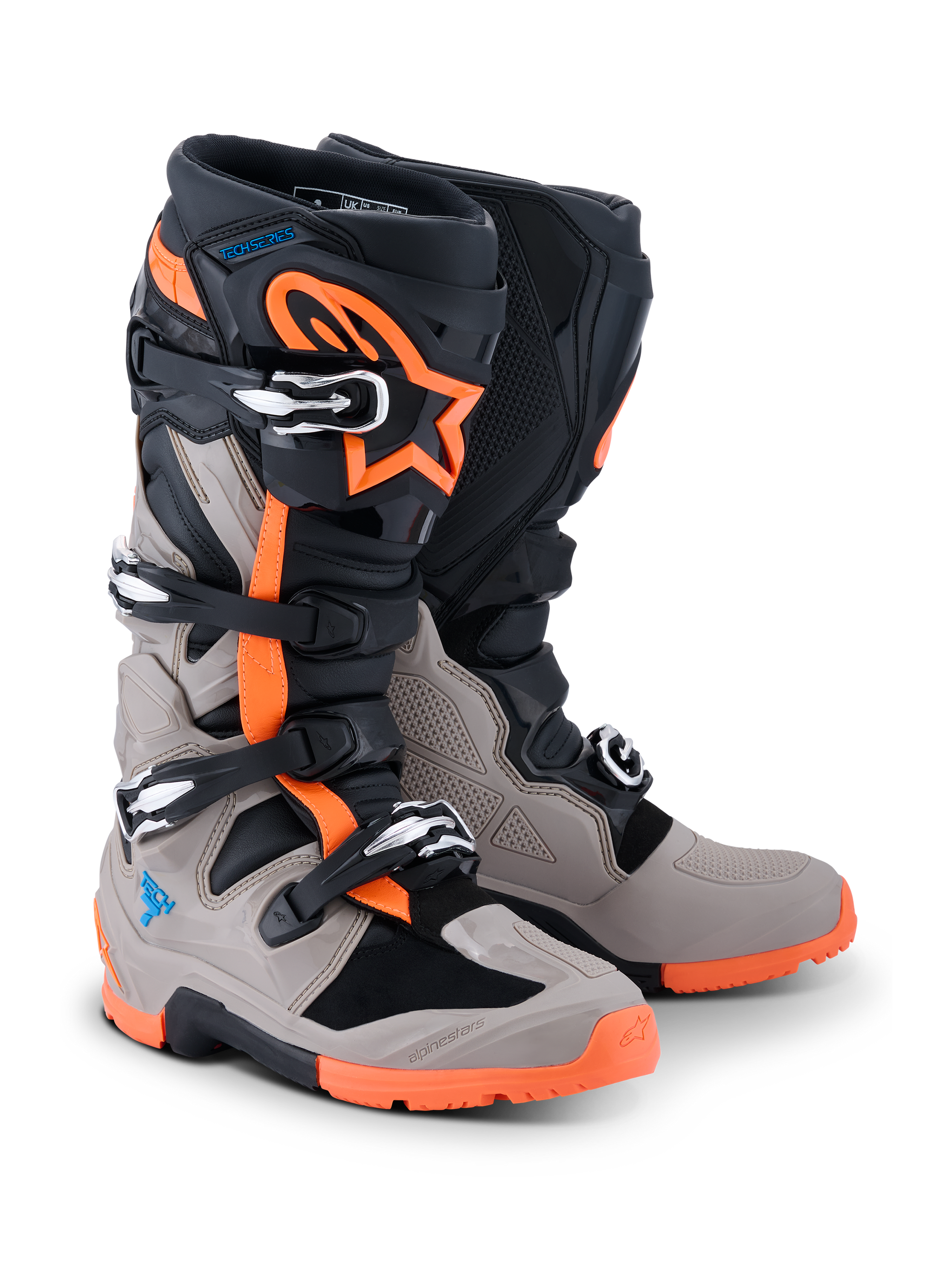 Alpinestars 2026 Tech 7 Enduro laarzen, zwart, warm grijs en neon oranje, off-road motorlaarzen met vier gespsluitingen, robuuste oranje zool, beschermende TPU-panelen en Alpinestars-branding
