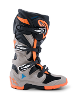Alpinestars 2026 Tech 7 Enduro laarzen, motorcross- en enduro-laarzen, zwart, warm grijs en fluo oranje, zijaanzicht, met een sluitingssysteem met vier gespen, TPU-beschermingspanelen en een gespecialiseerde dual-compound oranje zool voor off-road prestaties