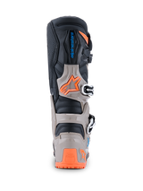 Alpinestars 2026 Tech 7 Enduro laarzen, achteraanzicht, zwart, warm grijs en fluoranje, voorzien van TPU-bescherming, Alpinestars-branding en veilig gespsysteem voor off-road rijden