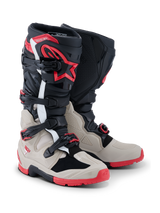Alpinestars 2026 Tech 7 Enduro laarzen, motorcross- en endurolaarzen, zwart, lichtgrijs en helderrood, voorzien van een sluitsysteem met vier gespen, TPU-scheenbescherming met rood sterlogo en een robuuste rode zool voor off-road prestaties