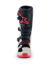 Alpinestars 2026 Tech 7 Enduro laarzen, motorcrosslaarzen, zwart, lichtgrijs en felrood, vooraanzicht met meervoudig gespsluitsysteem en rood ster-logo op het scheenbeen